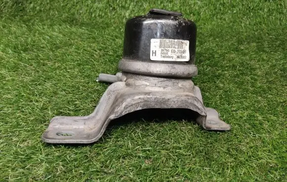 Volvo V70 Engine mount bracket 30671245 6G926F012DD