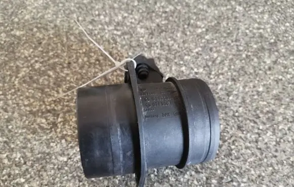 Volkswagen Touran I Mass air flow meter 0281002461 074906461B