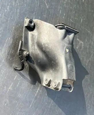 Engine mounting bracket