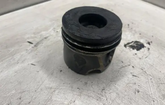 Volkswagen PASSAT B6 Piston 