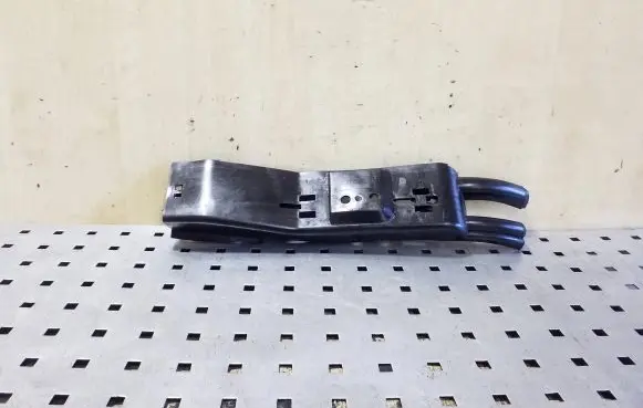 Center/middle under tray cover