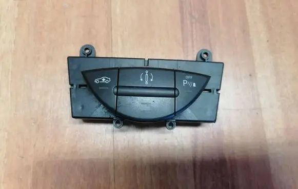 Mercedes-Benz CLS C219 Parking (PDC) sensor switch 2118217058 A2118217058 03751202