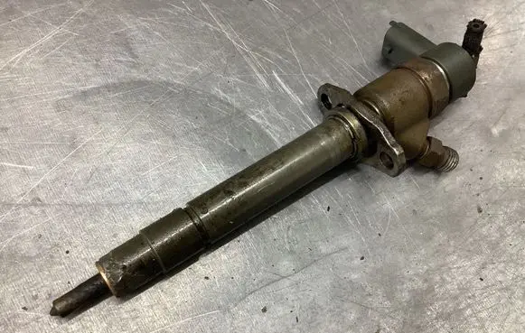 Volvo S60 Fuel injector 8658352
