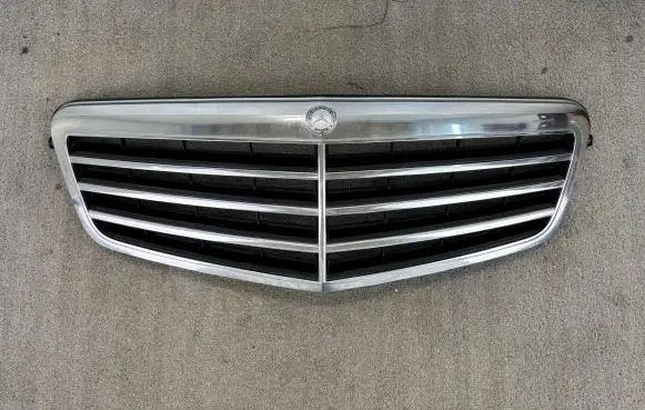 Front bumper upper radiator grill