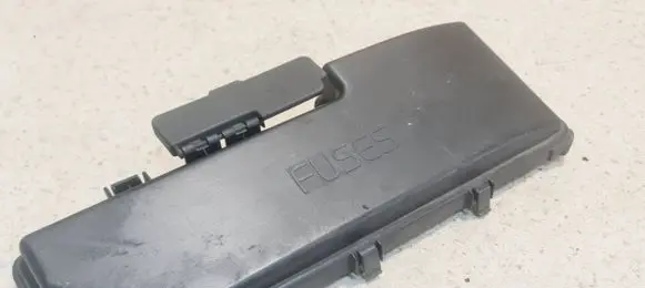 Volvo V70 Fuse box cover 9494211