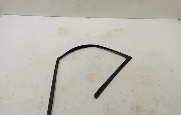 Land Rover Evoque I Front door rubber seal LR027342