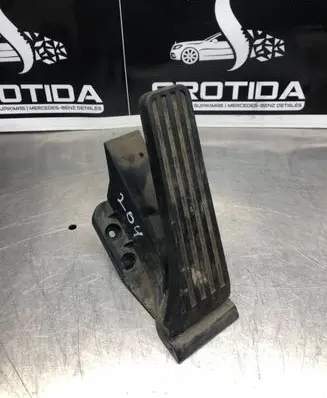 Mercedes-Benz C W204 Accelerator throttle pedal A2043000004