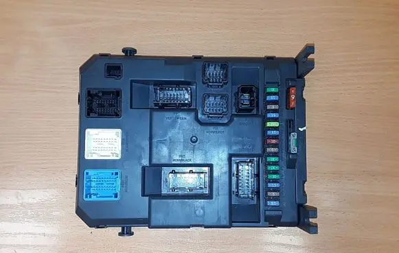 Peugeot 207 CC Fuse module 9664983380
