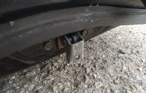 Nissan Primera Front door check strap stopper 