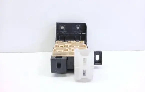 Toyota Avensis T250 Fuse module 8273405020 29103085252