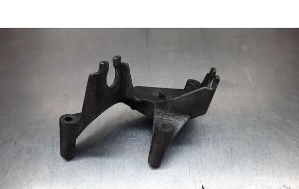 Honda CR-V Fender mounting bracket