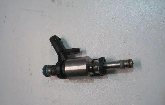 Skoda Rapid (120G, 130G, 135G) Fuel injector 06A906036D