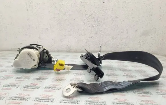Volkswagen PASSAT B7 Front seatbelt 3C1857705P