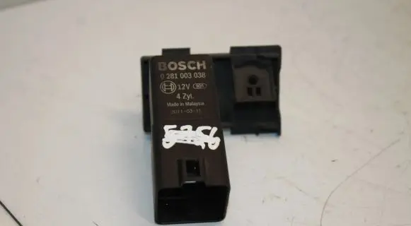 Volkswagen Golf V Glow plug pre-heat relay 0281003038 20110312