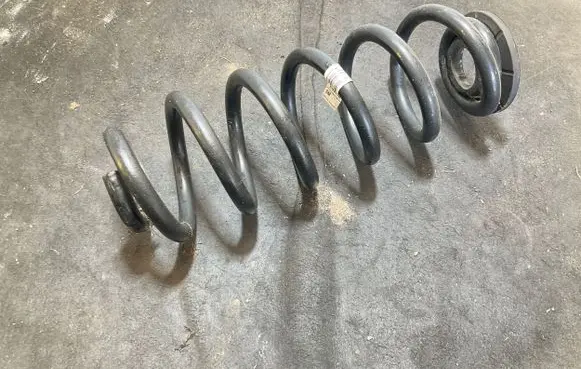 Volvo XC40 Rear coil spring 32333496