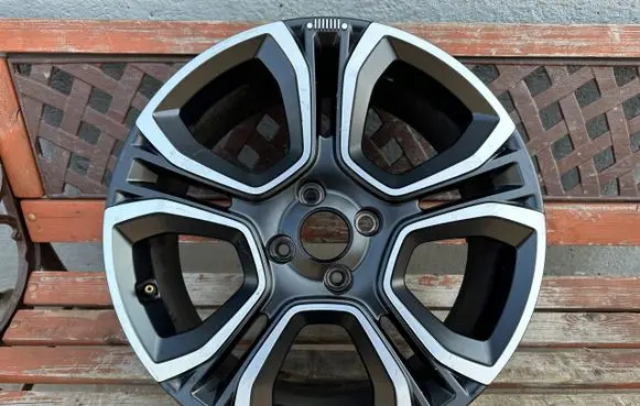 Jeep Avenger R18 alloy rim 