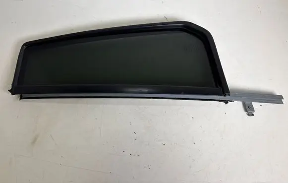 Land Rover Discovery 4 - LR4 Front door vent window glass four-door E000211