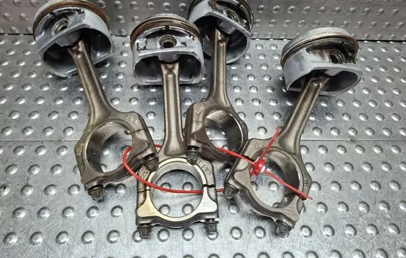 Peugeot 207 Piston with connecting rod S27635425 8FS P122