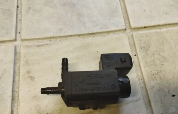 BMW X6 E71 Vacuum valve 70231800