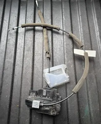 Infiniti M30 Front door lock W0600018 PBT30 4909H