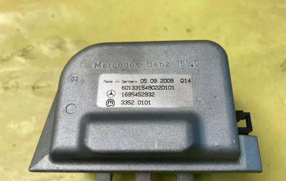 Mercedes-Benz B W245 Steering wheel lock 1695452932 33520101 6013315490220101
