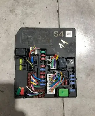 Nissan Juke I F15 Fuse module 284B71TT2D