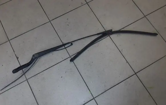 Mercedes-Benz Sprinter W906 Front wiper blade arm A9068200744