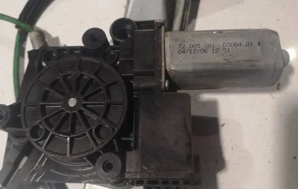 Opel Corsa D Front door window regulator motor 72005001