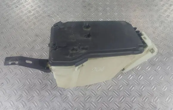 Mercedes-Benz C W204 Fuse box cover A2045400082