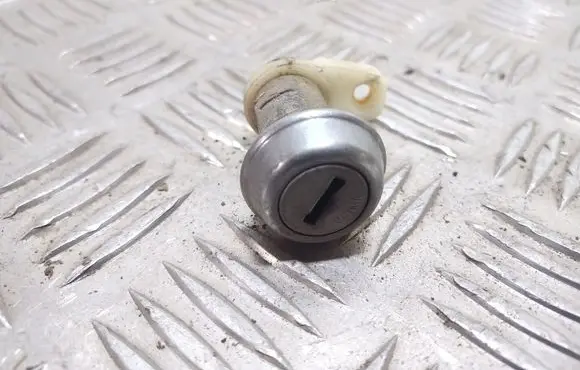 Chrysler Simca Front door lock (next to the handle) 