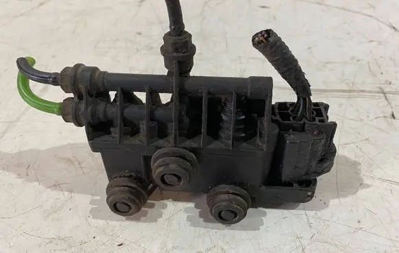 Land Rover Discovery 3 - LR3 Vacuum valve RVH000055