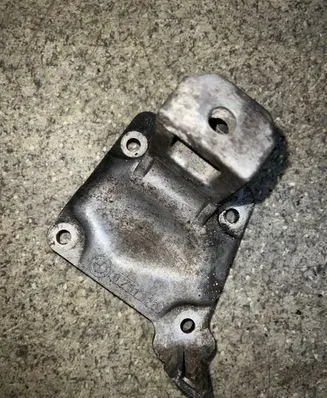 BMW 5 E39 Engine mounting bracket 6751226