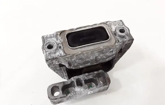 Volkswagen Golf V Engine mount bracket