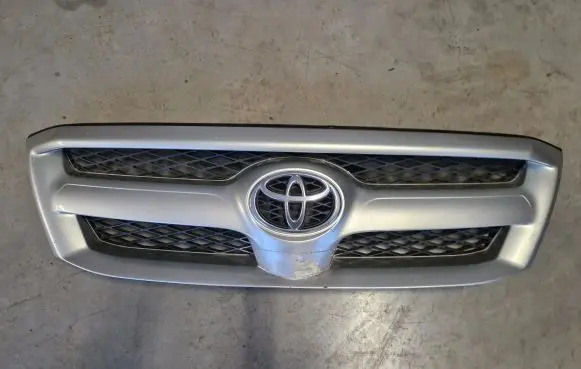 Toyota Hilux (AN10, AN20, AN30) Front grill