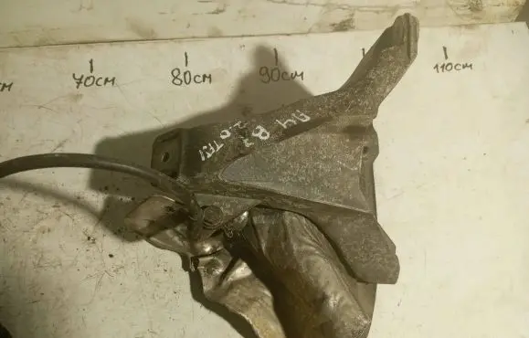 Audi A4 S4 B7 8E 8H Engine mount bracket 8E0199308AH