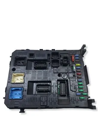 Peugeot 5008 Fuse module 967847718001 20977771 230349101