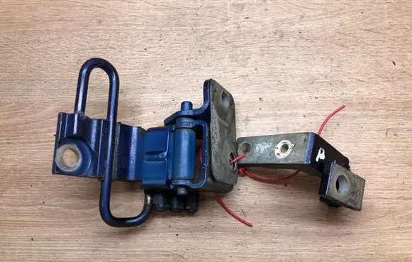 Volkswagen Touareg I Front door lower hinge 7L0831411 7L0831401A