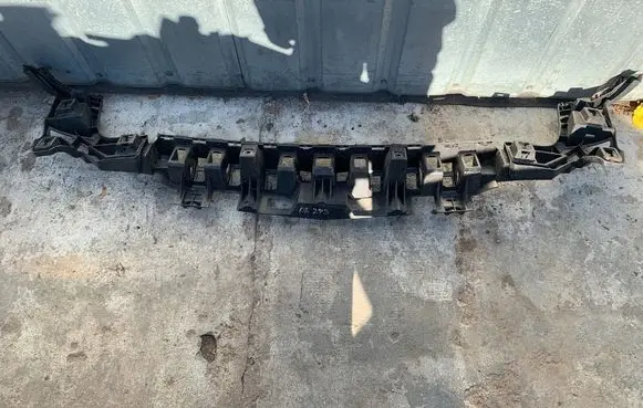 Rear bumper mounting bracket