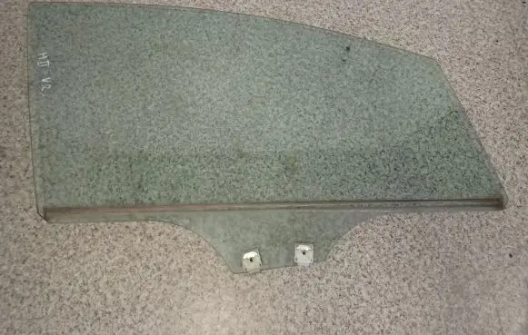 Mazda 5 Sliding door window/glass 
