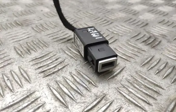 Peugeot 308 USB socket connector 98217039DX