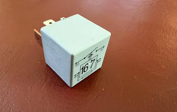 Volkswagen Polo IV 9N3 Fuel pump relay 191906383C 22204004