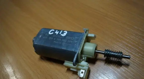 Mercedes-Benz E W212 Seat adjustment motor 0390203324 C413