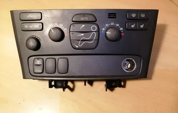 Volvo V70 Climate control unit 8682930