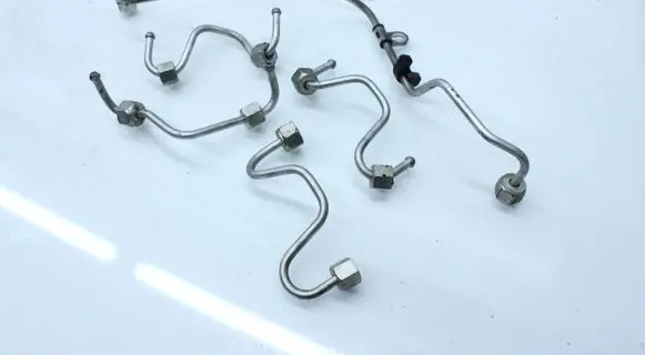 Fuel injector supply line/pipe