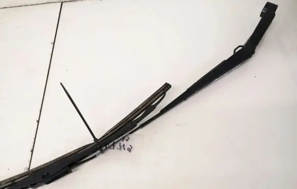 Nissan Pathfinder R51 Front wiper blade arm