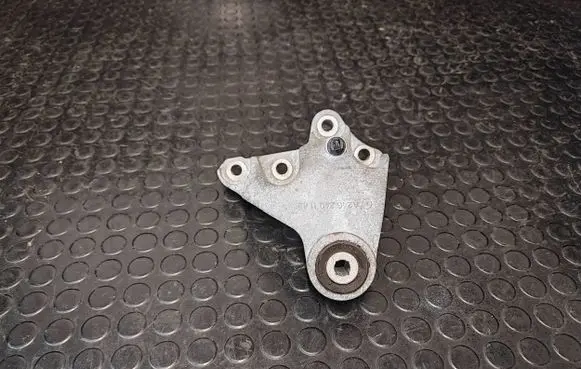 Mercedes-Benz CLA C117 X117 W117 Engine mounting bracket A2462401109