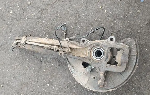 Volkswagen Touareg I Front wheel hub spindle knuckle 7L6407257A