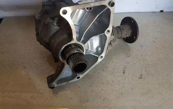 Nissan X-Trail T30 Gearbox transfer box case 8H513
