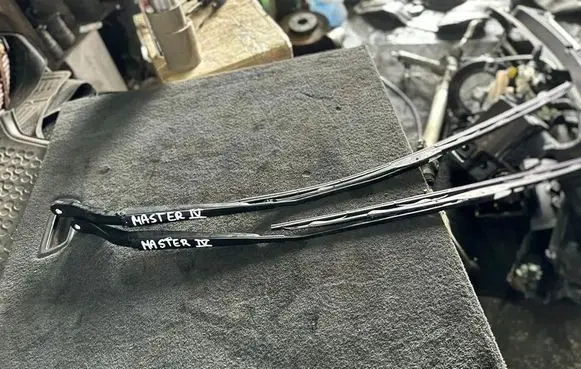 Renault Master III Front wiper blade arm brak