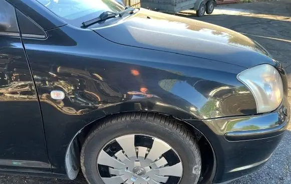 Toyota Avensis Verso Fender 